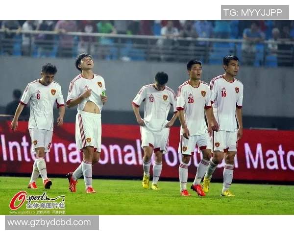 足球明星小胡子扎头发的独特风格引领时尚潮流成为球场新宠